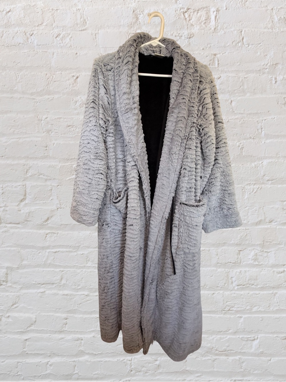 Soma Plush Faux Fur Long Wrap Robe Gray Black S/M Women Soft Cozy Loungewear - Picture 2 of 9